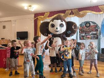 Чебурашка в гостях у детей